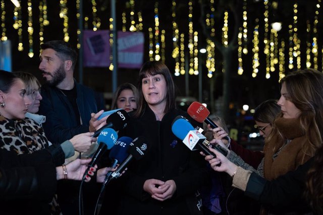 La secretaria segunda de la Mesa del Parlament, Aurora Madaula, atiende a los medios antes de la manifestación por el Día Internacional de la Eliminación de la Violencia contra la mujer, 25N, a 25 de noviembre de 2022, en Barcelona