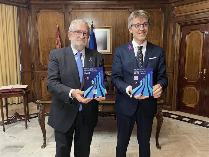 El consejero de Economía, Hacienda y Administración Digital, Luis Alberto Marín, presenta al presidente de la Asamblea Regional, Alberto Castillo, el Proyecto de Ley de los Presupuesto Generales de la CARM 2023