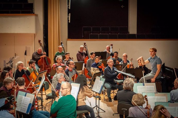 La Orquesta Ciudad de Granada y su director Julio García Vico en un ensayo.