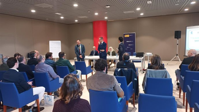 El director del Aeropuerto Málaga-Costa del Sol, Pedro Alberto Bendala (izquierda), y el jefe de Seguridad de ENAIRE, Jesús Romero, en unas jornadas