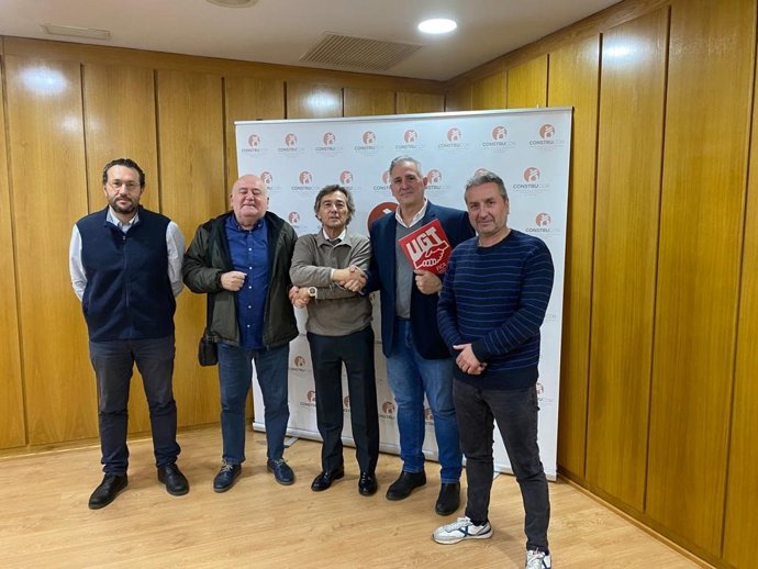 Representantes de los sindicatos CCOO y UGT y de la patronal Construcor, tras la firma del convenio de la construcción de Córdoba.