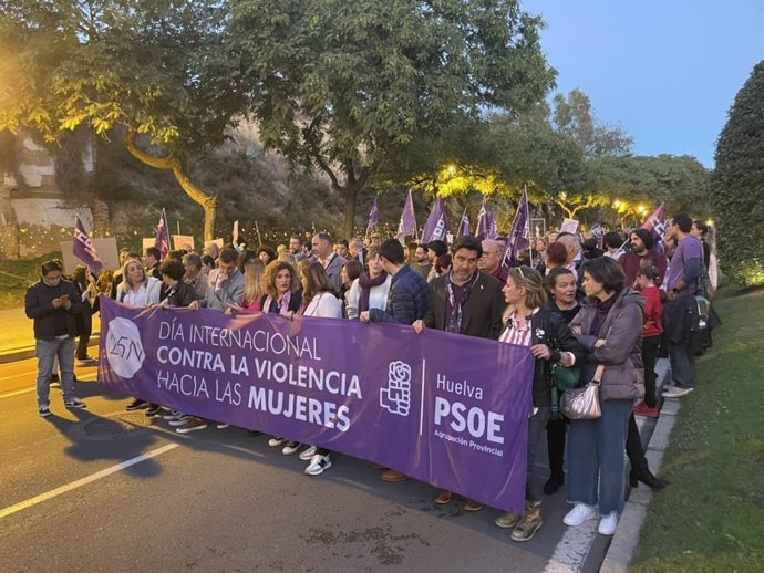 La secretaria general del PSOE de Huelva, María Eugenia Limón, junto a otros socialistas onubenses durante la manifestación del 25N.