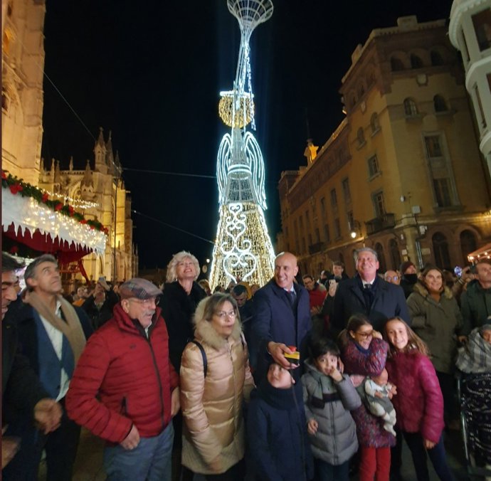 Imagen del acto de inauguración del encendido de las luces de Navidad en la ciudad de León.
