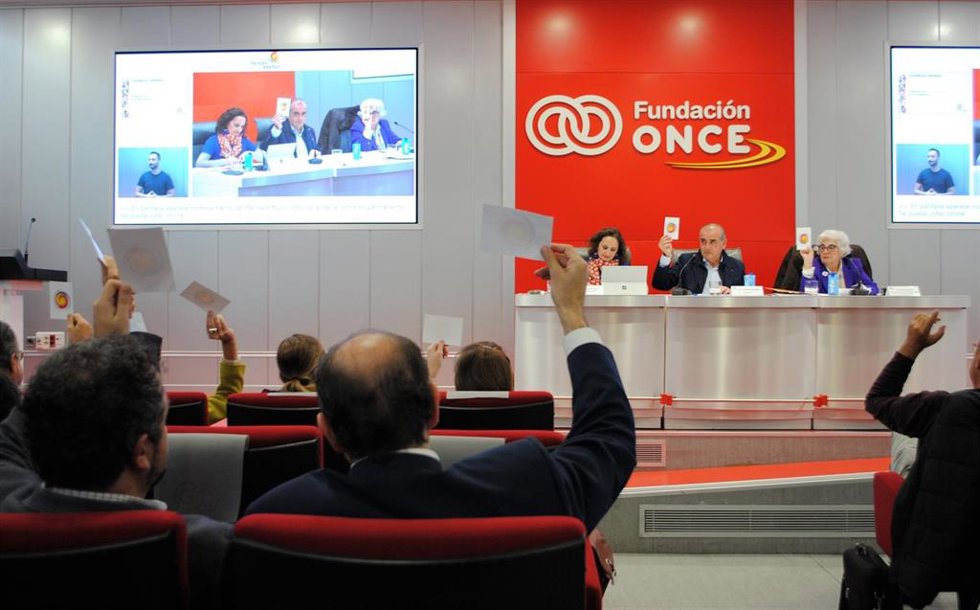 Una votación durante la Asamblea General de la Plataforma del Tercer Sector.