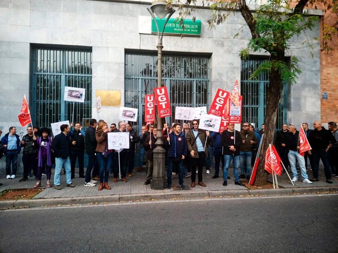 Concentración de trabajadores del servicio de transporte sanitario en Córdoba, convocados por UGT, ante la Delegación de Salud de la Junta.