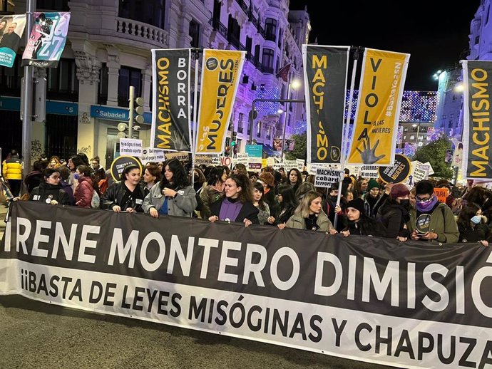 Pancarta de la manifestación convocada por el movimiento feminista de Madrid con el lema 'Irene Montero, dimisión'