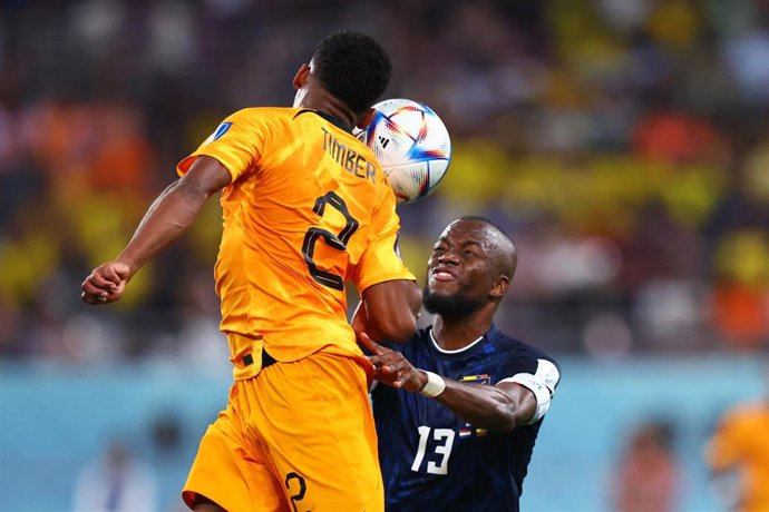 El jugador de la selección de Ecuador Enner Valencia y el fútbolista holandes Timber, durante una disputa de balón