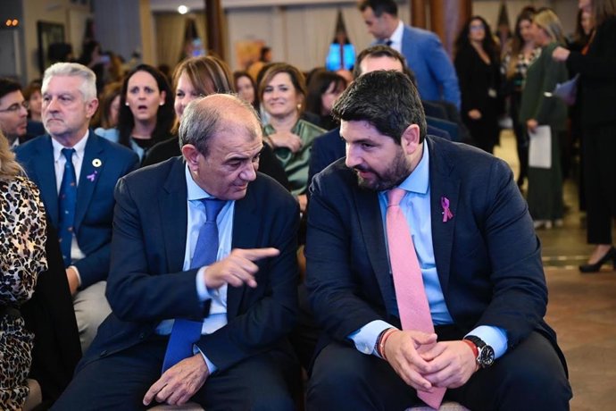 El presidente regional, Fernando López Miras, junto al presidente de Ucomur y Ucoerm, Juan Antonio Pedreño, en la gala del cooperativismo regional