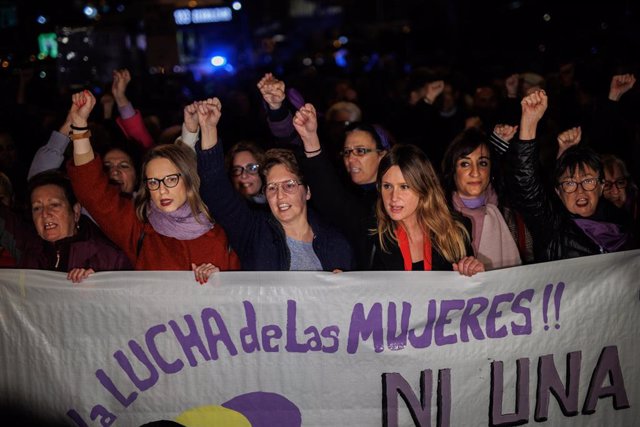 La portavoz de Unidas Podemos en la Asamblea de Madrid, Carolina Alonso (2i); y la portavoz de Unidas Podemos en la Asamblea de Madrid, Alejandra Jacinto (3d), durante una manifestación contra las violencias machistas en el distrito de Vallecas