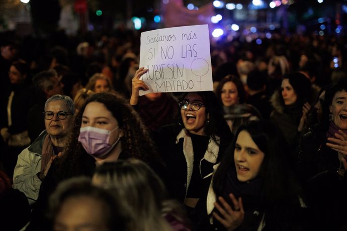 Varias mujeres durante una manifestación contra las violencias machistas en el distrito de Vallecas, a 25 de noviembre de 2022, en Madrid (España). La protesta ha sido convocada por la Comisión 8M Vallecas bajo el lema Frente a la cultura de la violenc