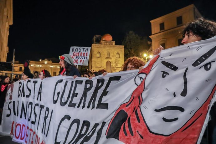 Manifestación en ocasión del día contra la violencia de las mujeres en Palermo, Italia
