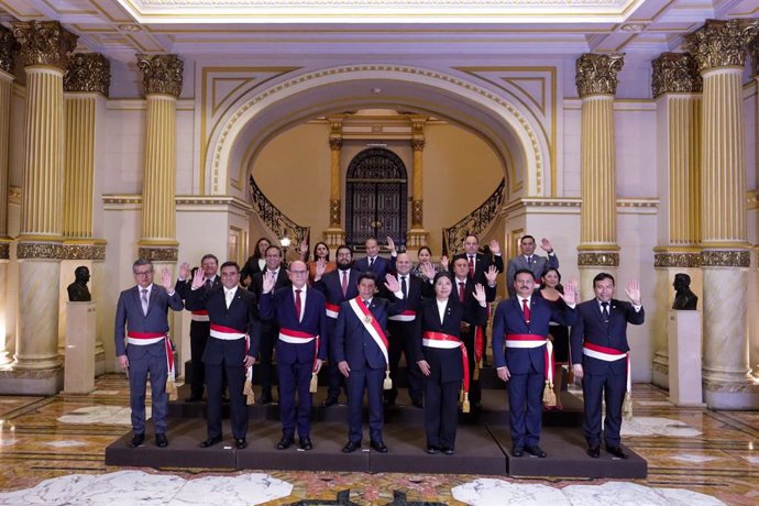 El presidente de Perú, Pedro Castillo, con su nuevo Ejecutivo