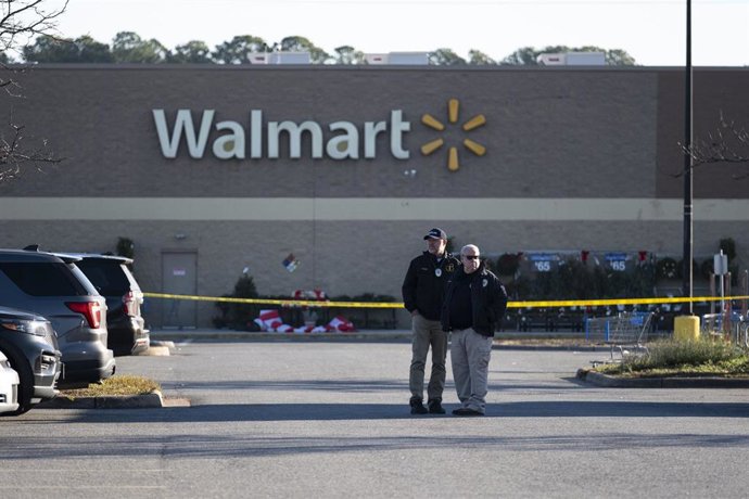 Miembros de la policía permanecen cerca de la escena donde al menos siete personas han muerto después de que un hombre armado abriera fuego en un supermercado Walmart en Chesapeake.