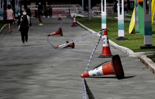 Archivo - Conos de Policía en Hong Kong, China