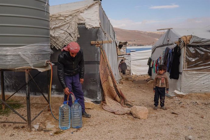 Un hombre recogiendo agua en medio del brote de cólera en Líbano, donde MSF apoya al Gobierno para hacer frente a la propagación de la enfermedad