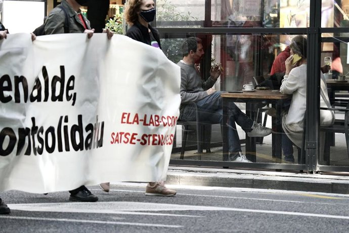 Archivo - Un grupo de personas participa con una pancarta durante una manifestación de trabajadores 