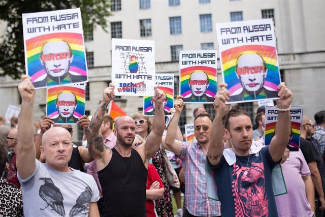 Archivo - Protesta en Londres por la legislación contra el colectivo LGTB en Rusia