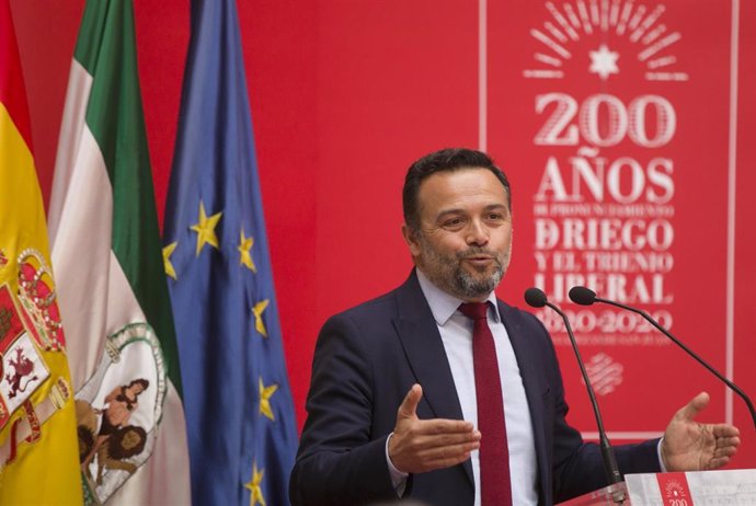 Archivo - El alcalde de Las Cabezas de San Juan, Francisco José Toajas, durante su intervención en el acto de presentación de la conmemoración del bicentenario del Pronunciamiento de Rafael de Riego. En Sevilla, a 6 de marzo de 2020. (Foto de archivo).