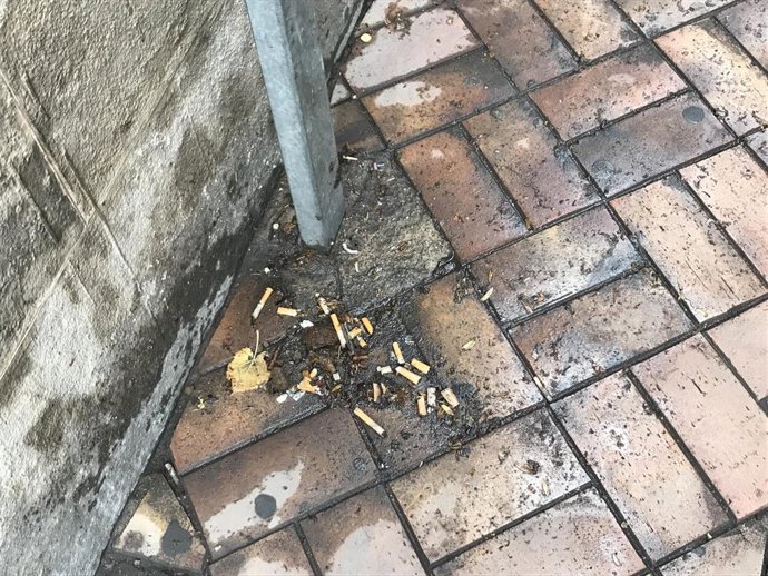 Colillas tiradas en una acera