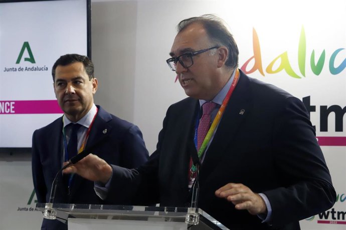 El presidente de la Junta de Andalucía, Juanma Moreno (i), junto al consejero de Turismo, Cultura y Deporte, Arturo Bernal, en una foto de archivo en la feria World Trade Market. A 7 de noviembre 2022, en Londres (Reino Unido).