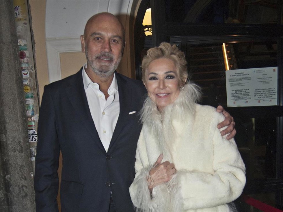 ANA ROSA QUINTANA CON JUAN MUÑOZ EN LA FIESTA DE UNICORN