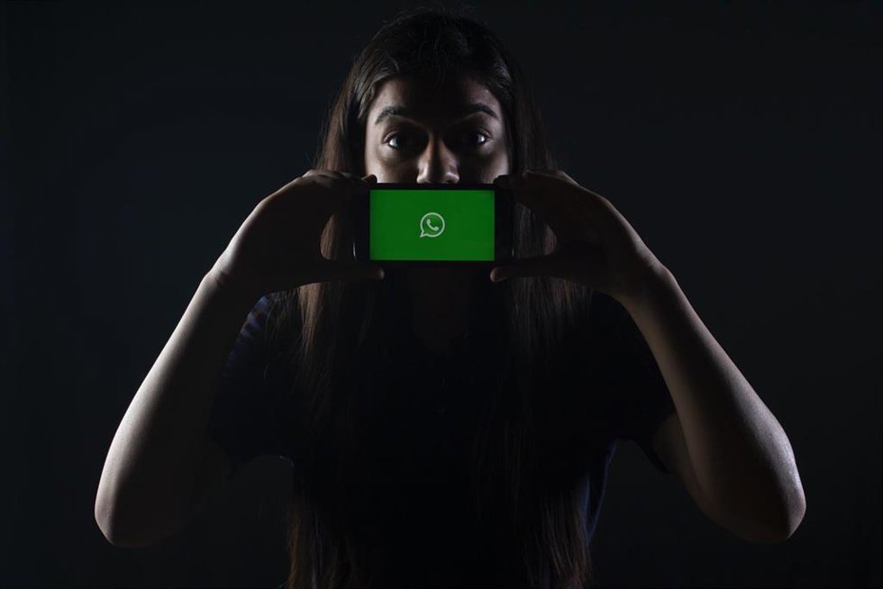 Un dispositivo con el icono de WhatsApp