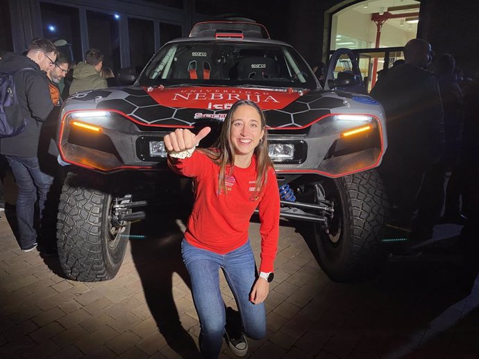 Mónica Plaza presenta en la Universidad Nebrija el coche que pilotará junto a su padre en el Dakar