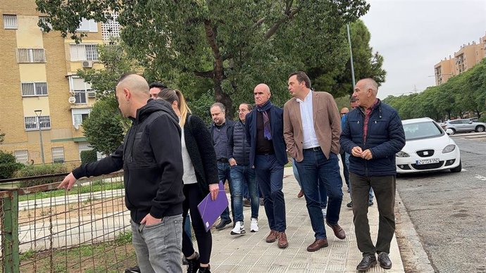 Nota De Prensa Y Fotografías. Alcalde Pino Montano