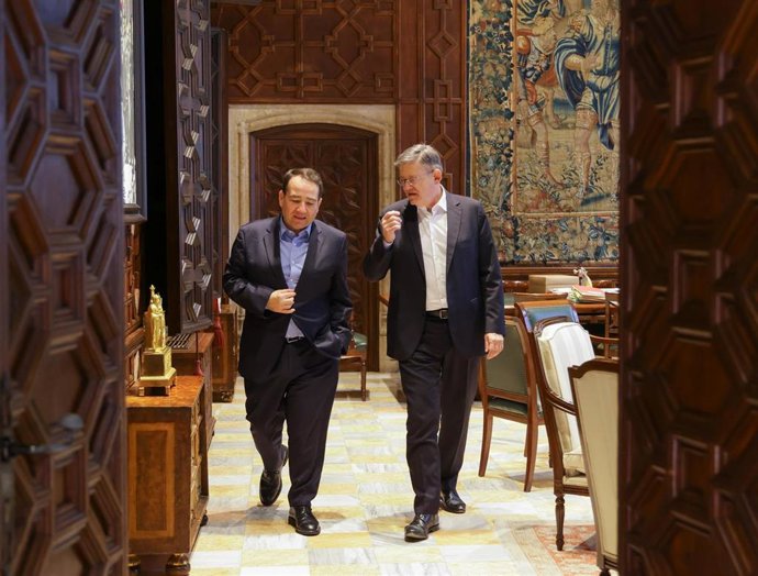 El 'president' de la Generalitat, Ximo Puig, se reúne con el director del Instituto Valenciano de Finanzas (IVF), Manuel Illueca