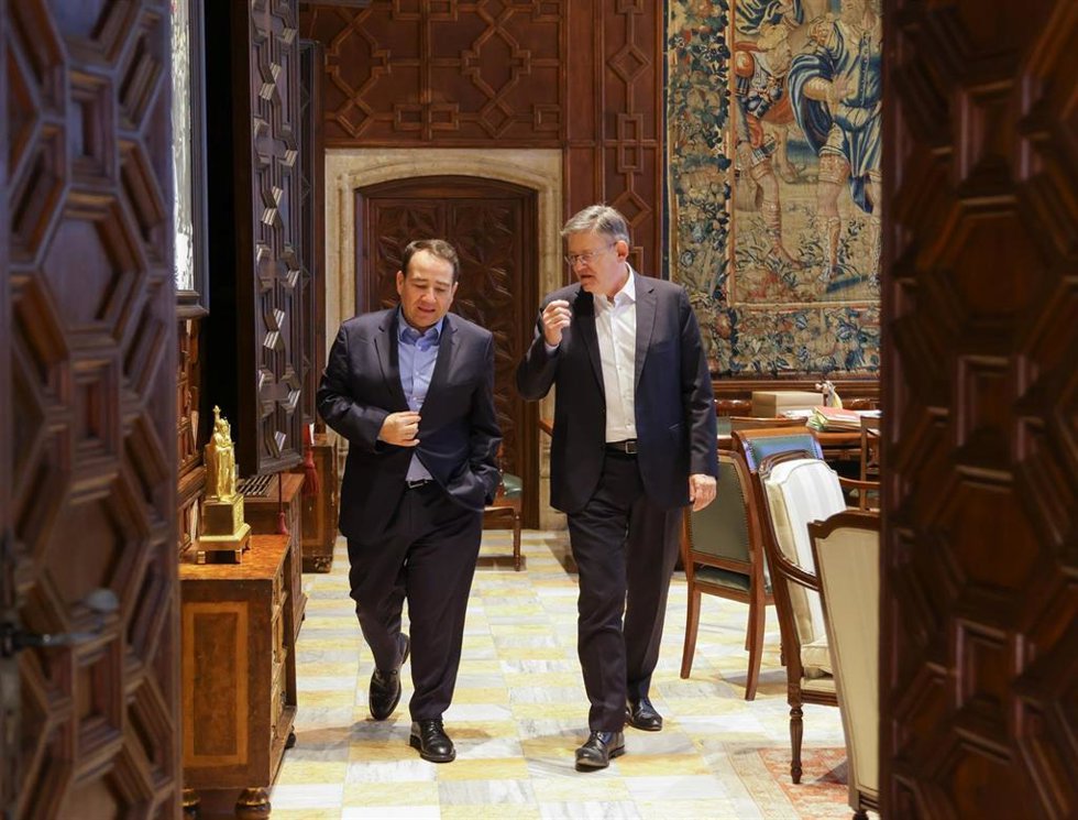 El 'president' de la Generalitat, Ximo Puig, se reúne con el director del Instituto Valenciano de Finanzas (IVF), Manuel Illueca