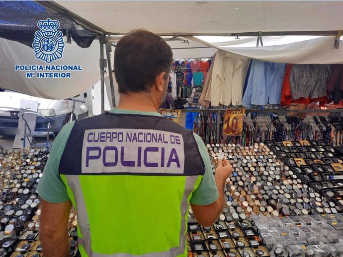 Detenidas Once Personas E Intervenidos Más De 2.400 Efectos Falsificados En Un Mercado Callejero