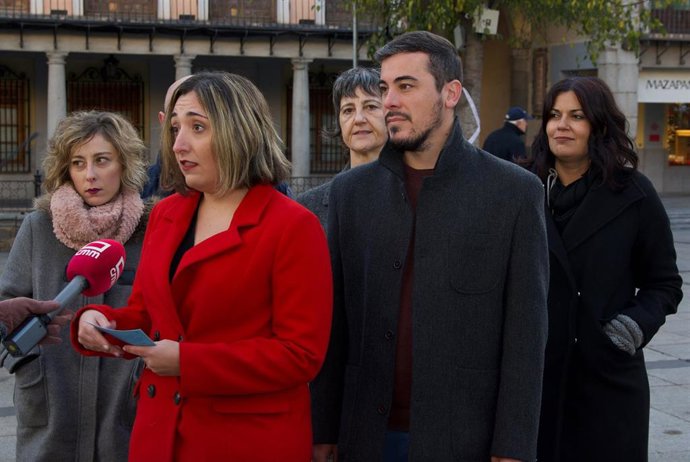 Archivo - La secretaria autonómica de Políticas de Igualdad y Mundo Rural de Podemos en C-LM, Asun Mateos Gámez, y el coordinador autonómico del partido en la región, José Luis García Gascón