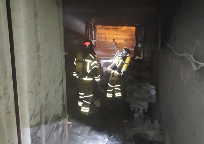 Bomberos de la DPZ en un incendio de invierno.