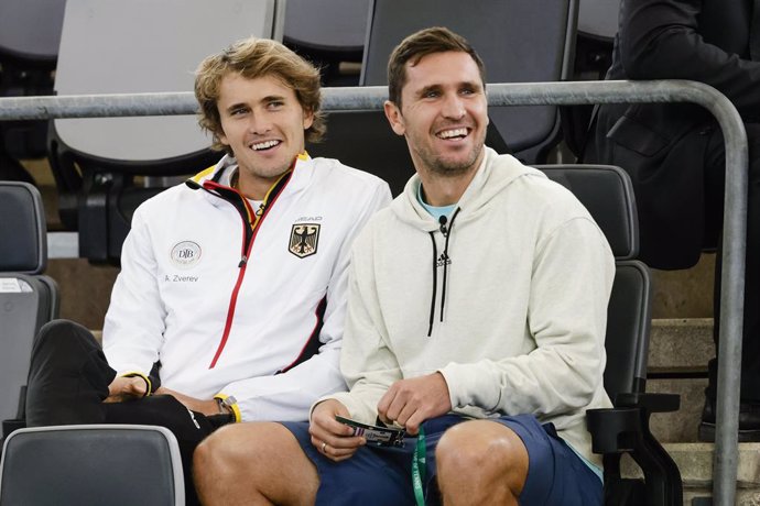 Archivo - 14 September 2022, Hamburg: Alexander Zverev (L) and his brother Mischa sit in the stands during the Davis Cup Group C tennis match between France and Germany. Photo: Frank Molter/dpa
