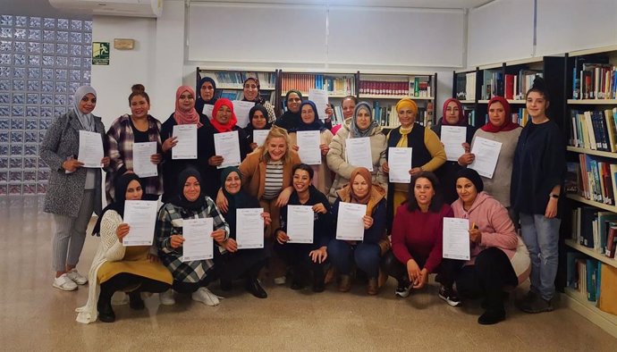 Imagen de las trabajadoras marroquíes con su diploma de formación en ayuda a domicilio, impartida por la Diputación de Huelva.