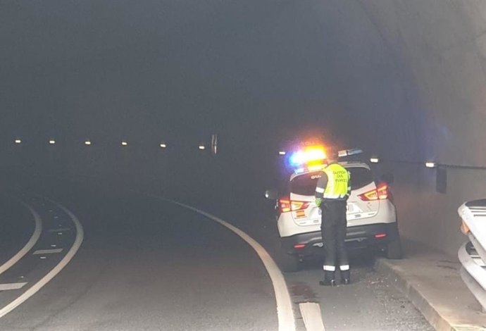 Un agente de la Guardia Civil en el lugar del accidente