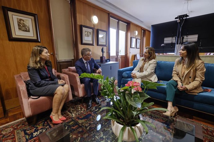 La vicepresidenta segunda y consejera de Presidencia, Hacienda y Modernización del Cabildo de Tenerife, Berta Pérez, junto a la consejera delegada de Acción Exterior, Liskel Álvarez, reciben al embajador de Suecia en España, Teppo Tauriainen