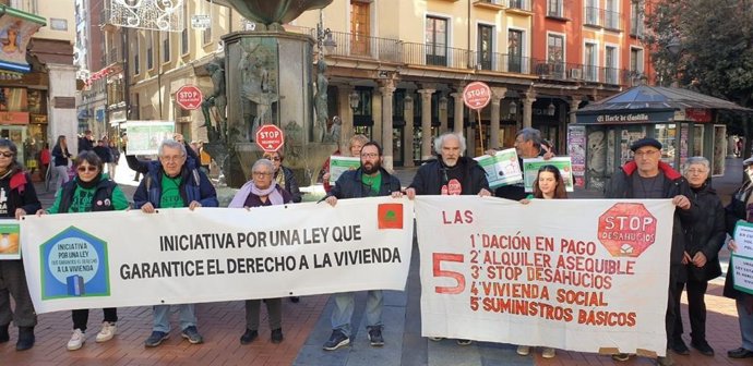 Cerca de 50 personas se concentran en Valladolid para exigir al Gobierno una ley que "garantice" la vivienda