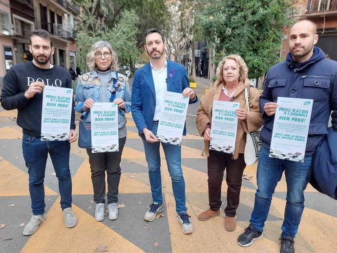 El regidor del grup municipal de Junts adscrit a l'Eixample de Barcelona, Joan Rodríguez, durant una campanya contra les plagues de rates