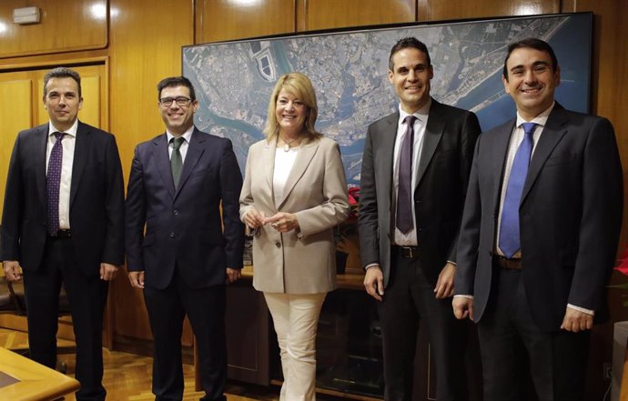 La presidenta del Puerto de Huelva, Pilar Miranda, en un encuentro con el director de Elecnor Sistemas, David Ruiz, y el director comercial de Puertos en Elecnor Sistemas, Ricardo Ares