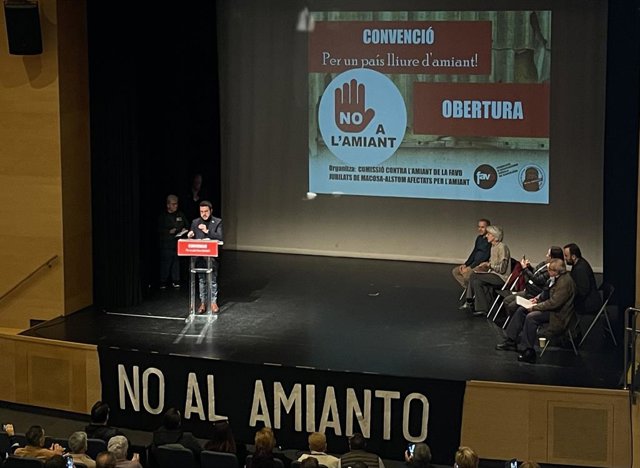 Pere Aragonès durant la seva intervenció en la 'Convenció contra l'amiant i les seves conseqüències', organitzada per la Comissió contra l'amiant de la Federació d'Associacions Veïnals de Barcelona (Favb) i Jubilats de Macosa-Alstom Afectats per l'Amiant