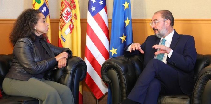 El presidente aragonés, Javier Lambán, recibe a la embajadora de EEUU en España, Julissa Reynoso.