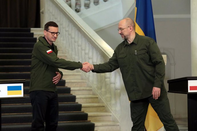 Archivo - 01 June 2022, Ukraine, Kiev: Ukrainian Prime Minister Denys Shmyhal (R) and Polish Prime Minister Mateusz Morawiecki shake hands during a joint press conference in Kiev. Photo: -/Ukrinform/dpa