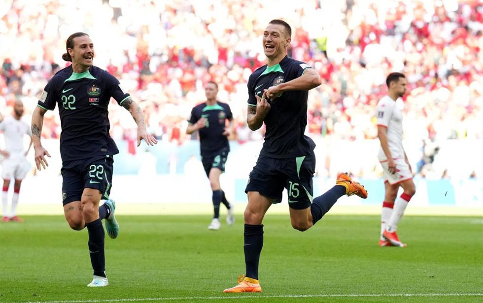 Mitch Duke celebra su gol en el Túnez-Australia