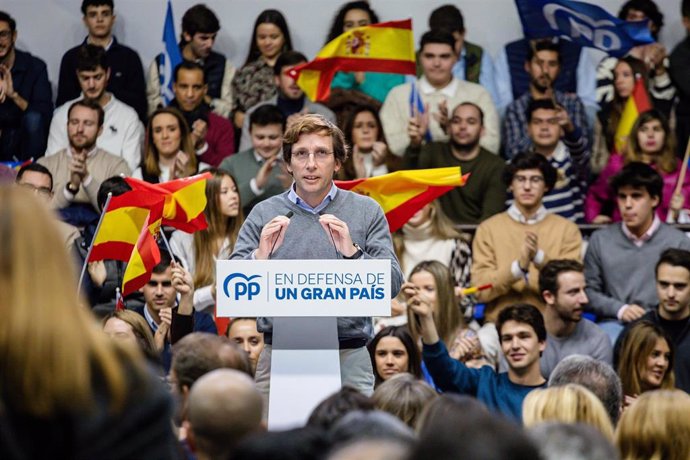 El alcalde de Madrid, José Luis Martínez-Almeida, interviene en un acto de En defensa de un gran país, en el Instituto Ramiro de Maeztu, a 26 de noviembre de 2022, en Madrid, (España).