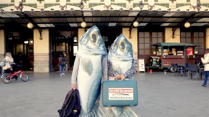 Miembros de la plataforma Salvem el Tren de l'Alcoi-El Comtat han llevado a cabo este viernes una acción de denuncia en la estación del Norte de Valncia