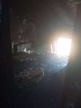 Estado de una de las habitaciones calcinadas en el incendio de una vivienda en Griegos (Teruel).