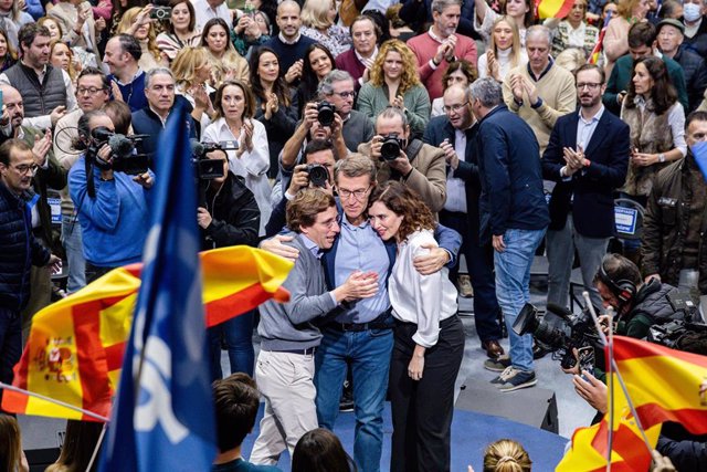 (I-D El alcalde de Madrid, José Luis Martínez-Almeida; el presidente del Partido Popular, Alberto Núñez Feijóo, y la presidenta de la Comunidad de Madrid, Isabel Díaz Ayuso, 