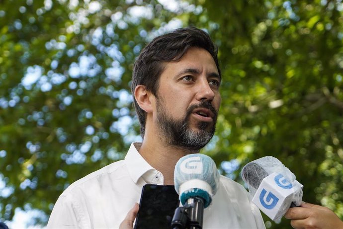 Archivo - Arquivo - Imaxe de recurso do deputado de Unidas Podemos Galicia en Común, Antón Gómez-Reino, atendendo aos medios de comunicación.