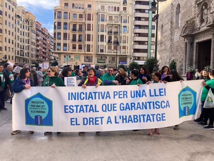 Una manifestación reclama en Valncia una ley que garantice el derecho efectivo a una vivienda